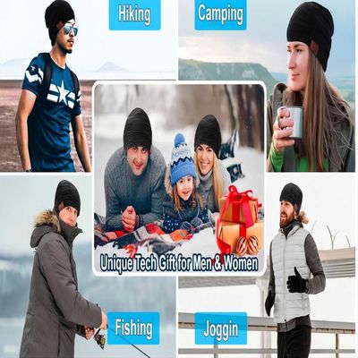 Il telefono d'ascolto di musica parla il cappello delle cuffie di Bluetooth con illuminazione del faro