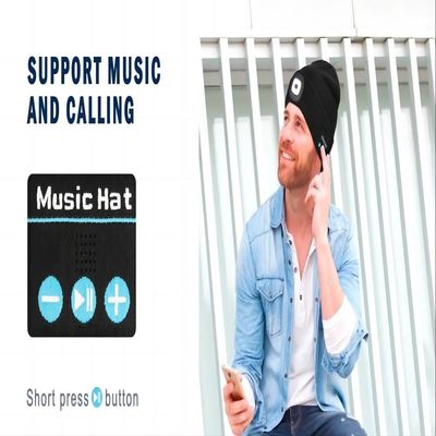 Il telefono d'ascolto di musica parla il cappello delle cuffie di Bluetooth con illuminazione del faro