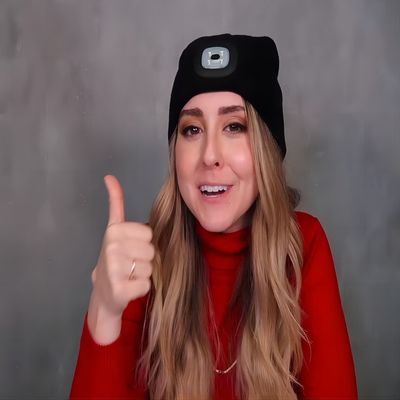 Il telefono d'ascolto di musica parla il cappello delle cuffie di Bluetooth con illuminazione del faro